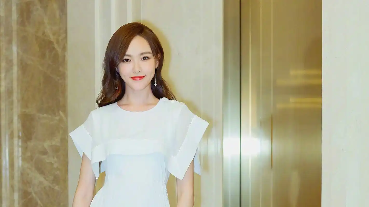 唐嫣活动娇艳迷人图片桌面壁纸