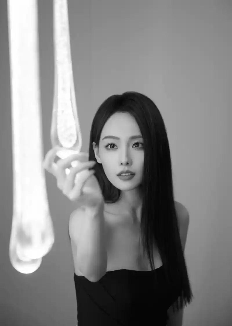 张嘉倪逛"兔"展造型惊艳,一袭黑色抹胸开叉长裙,优雅女神范