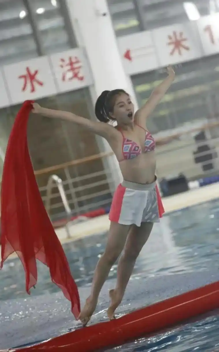 虞书欣曾有机会进入游泳队,只因为其他方面更出色被迫放弃,当年的队友