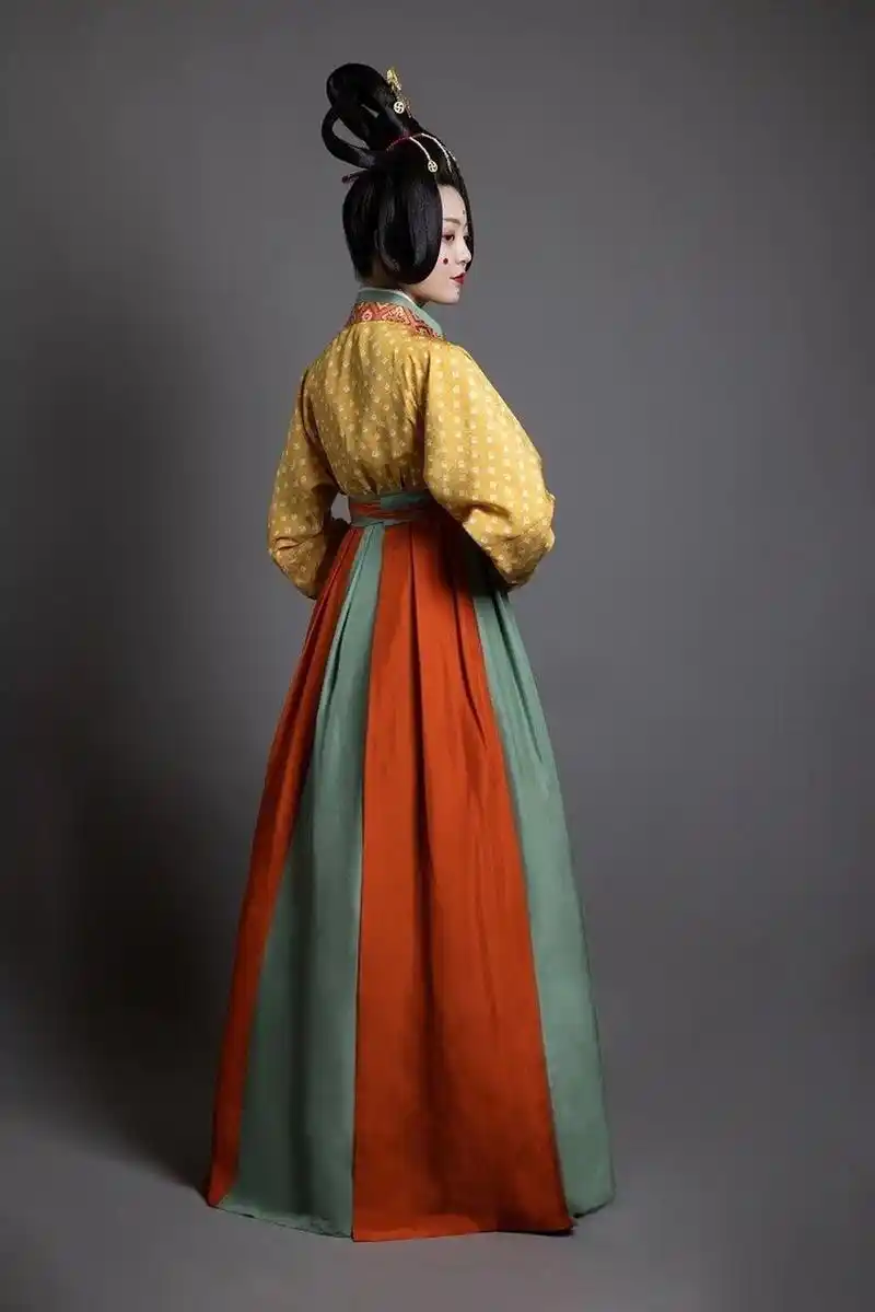 【装束复原】之东晋 【东晋仕女装束】 自汉末以来,服装廓形逐渐有了"