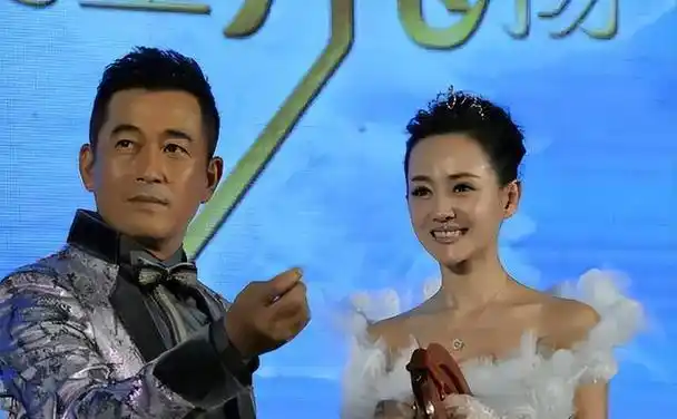 王志飞和张歆艺相恋7年,分手后转身娶小15岁娇妻今,婚姻状况如