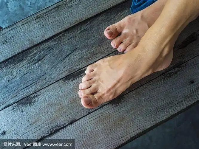 赤脚在木地板上