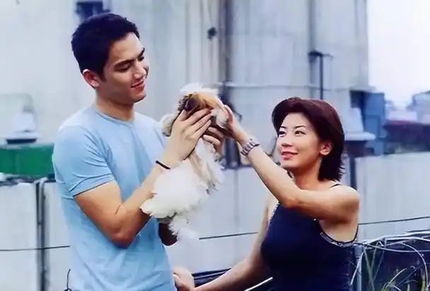 钟汉良近照,网友:又黑又瘦老十岁!不过,他媳妇的长相,还行!