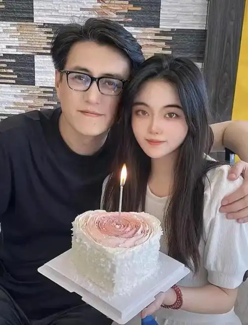 靳东妹妹晒全家合影!