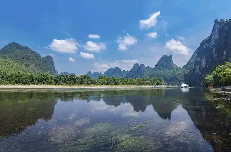 一句"桂林山水甲天下"更是深入人心,将桂林此地的风景形容得淋漓尽致