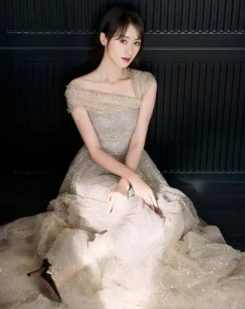 真不愧是仙女,袁冰妍穿香槟色礼服裙灵气满满,藏不住的少女气质_时尚