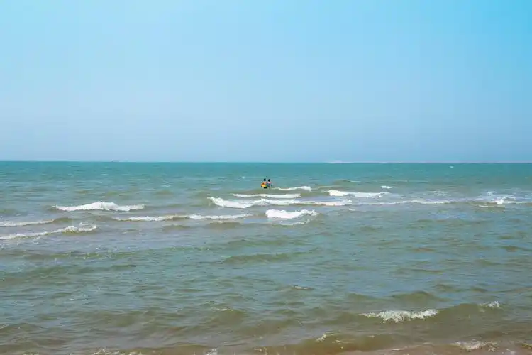 两个男孩在海边游泳