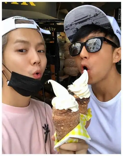 鹿晗与邓超合照温馨庆生,明星友情引发人们生活意义的深思!