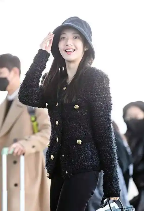 朴敏英穿小香风好有气质,配修身牛仔裤尽显苗条身材,洋气优雅_外套