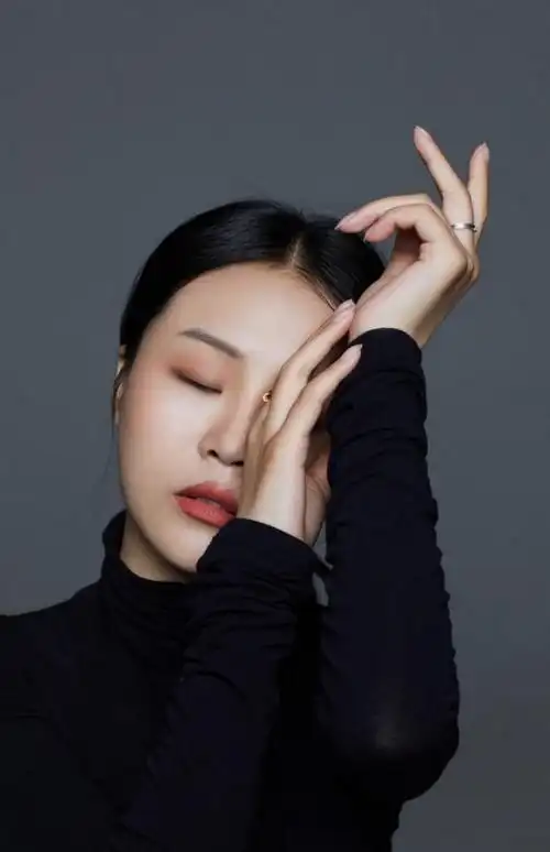 日前,新生代实力女歌手,烟嗓女神丹若轩发行的个人首支创作歌曲《遇到