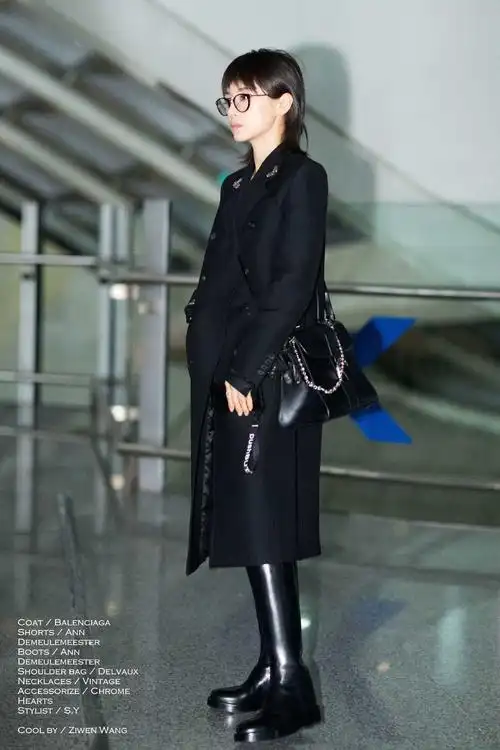 王子文又现"简约式"穿搭,黑色大衣配中筒靴,高级大气又显气质