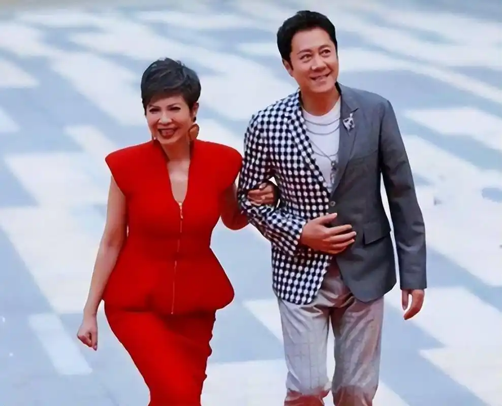 回顾蔡国庆两次情断异国恋后娶富婆为妻如今儿子成他的骄傲