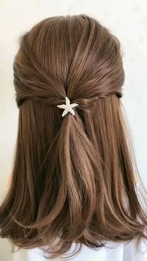 日常披肩发我们可以这样扎,不仅简单而且也很好看