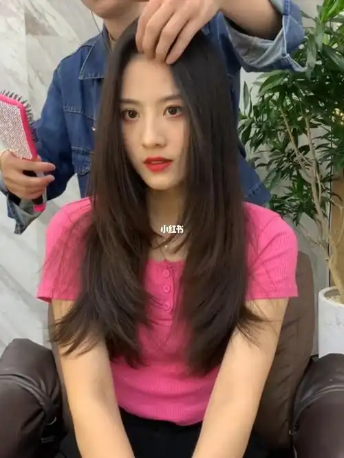 中长发层次感发型78沙发自然卷都剪的一款