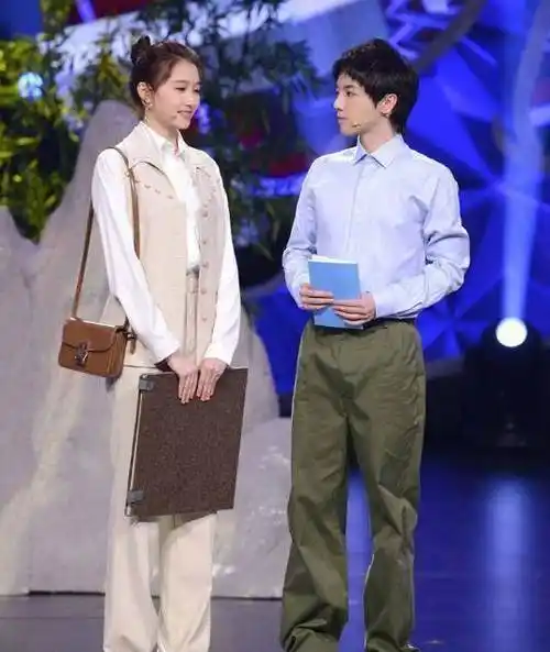 《王牌对王牌》关晓彤和华晨宇,尽显"兄妹默契",比鹿晗都默契_成为了