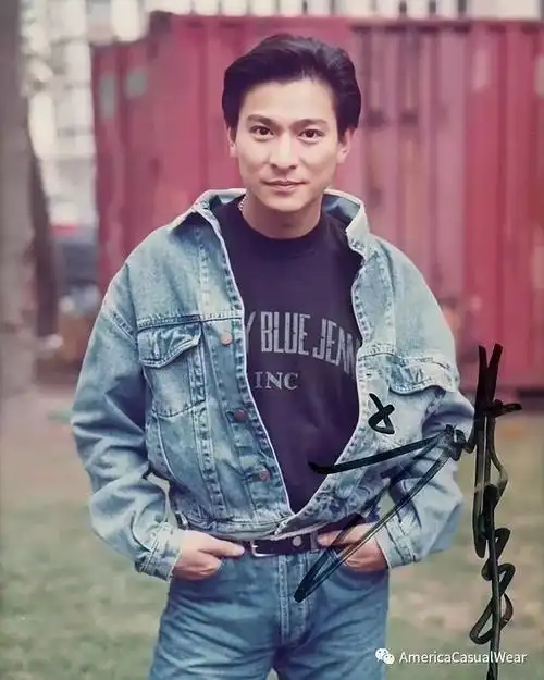 让我们来回顾下华仔当年出道时青涩的面孔吧哦对了今天正好也是刘德华