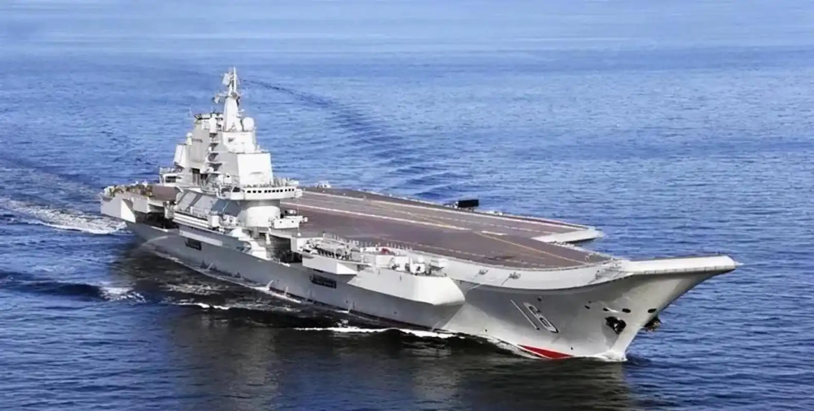 山东舰准备拼刺刀,美国航母却跑了.