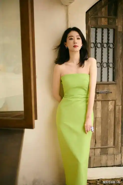 张小斐穿着一条绿色的抹胸连衣裙,身材果真被大家低估了-爱读书