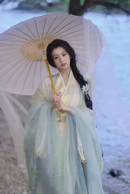 包上恩穿古风襦裙温婉秀美 撑伞回眸宛如林中仙子