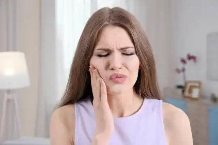 女孩患牙痛图片