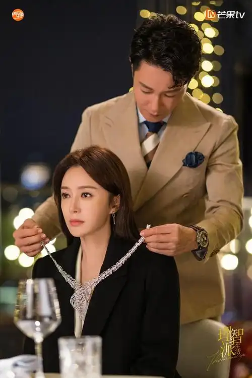 秦岚的角色是个理智派,价值观也独立,剧中有个大佬(李宗翰饰)公开追求