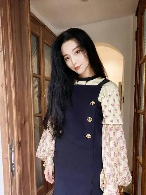 范冰冰无戏可拍穿背带裙在家撸猫40岁甜美仍似小姑娘