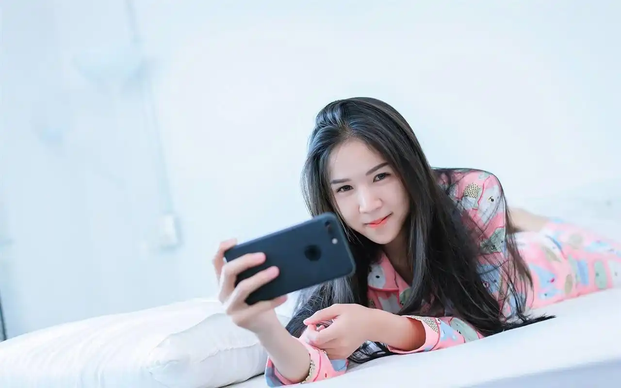 粉嫩可爱清新美女睡衣写真桌面壁纸