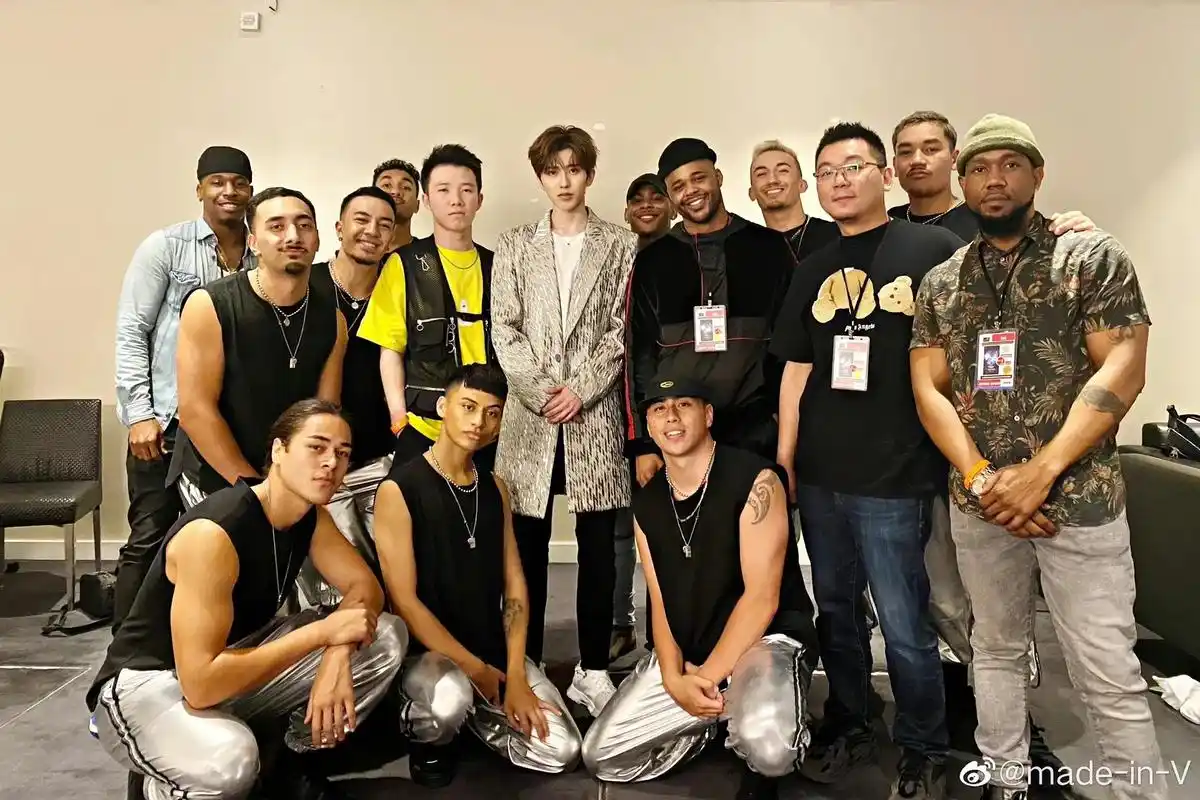 合照这块哥从未输过.#蔡徐坤 #气场全开 #ikun - 抖音