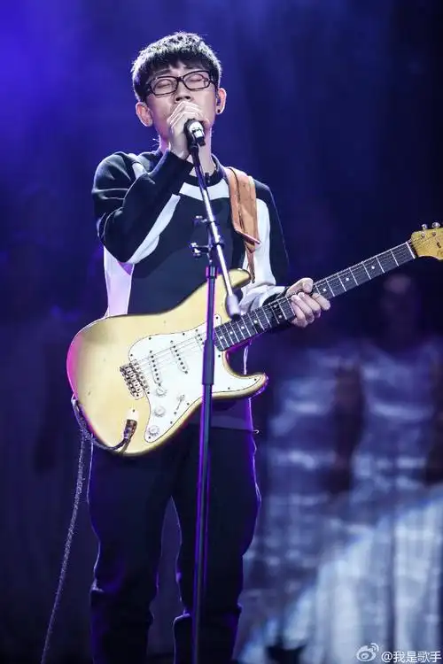 我是歌手#@金志文-gt彩排私照,本周,金志文抱着吉他演唱了一首将近半