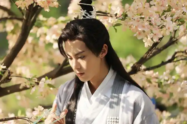 王鹤棣超话94#王鹤棣遇龙#查收片场花絮之氛围感·翻花绳