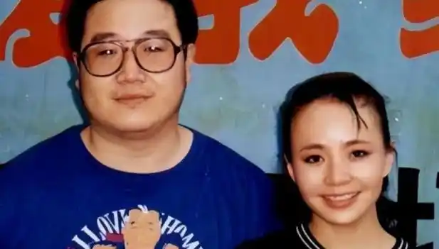 曝宋丹丹每天逛日坛公园留寸头面容似男性多套千万豪宅被曝光