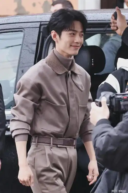 肖战这腰得羡煞多少人!毛衣和夹克扎到裤子里