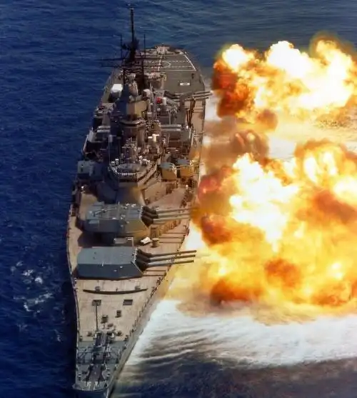 战列舰开炮,能把甲板上的人吹飞吗?