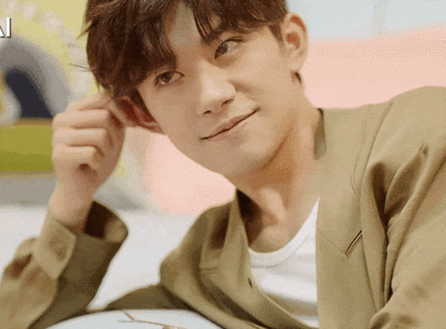 易烊千玺罗莱家纺广告独家花絮上线 笑容满分的迷人千崽_动态