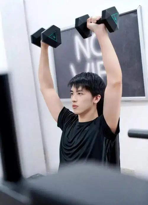 你知道许魏洲有多爱秀肌肉?他说:"男人怎么能不行呢?