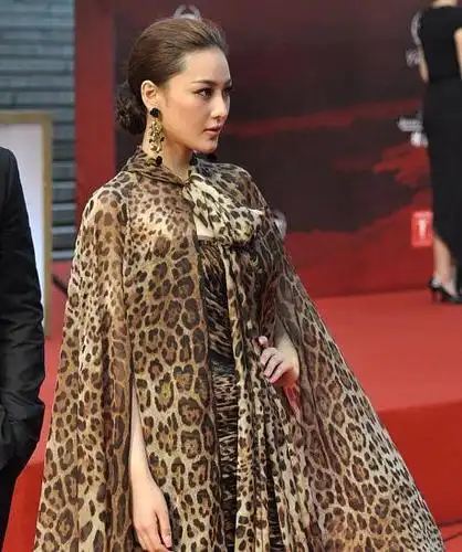 张馨予7年前走红毯照流出,想不到当年的她居然穿过豹纹!