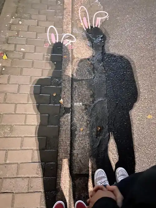 这么拍甜甜的照片,不露脸的牵手影子照片#灯光下的影子  #情侣牵手照