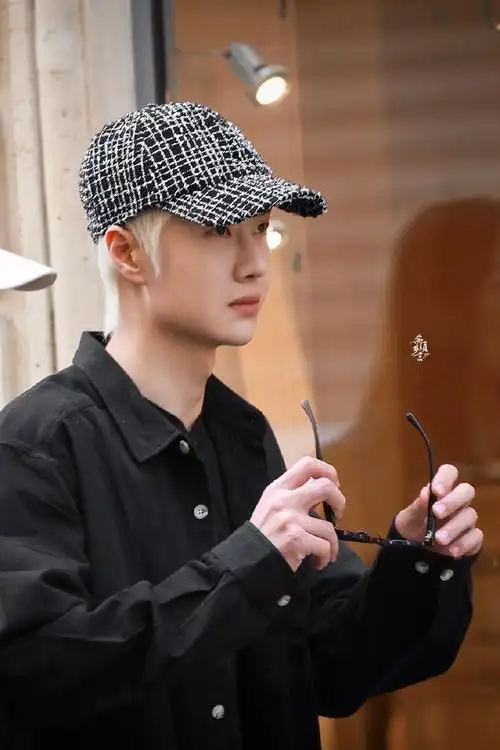 王一博巴黎逛街生图