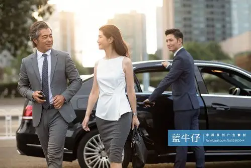 成功的商务人士下车