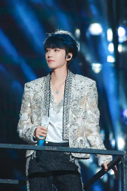 王俊凯站姐好牛