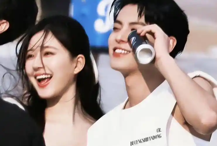 王鹤棣赵露思合拍广告,女方生图被疑胖一圈,男方手机壳太亮眼!