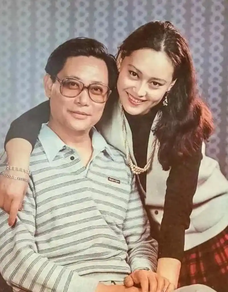1983年,当时21岁的宋佳与42岁的张学津结婚,然而不久后她发现丈夫患上