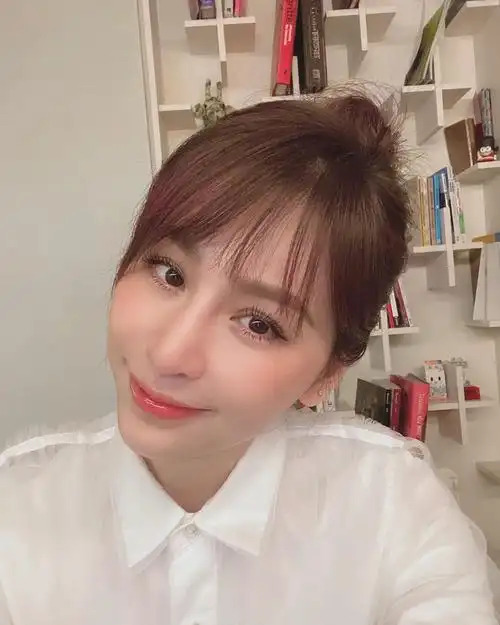 王心凌酷爱发自拍. 她经常晒出怼脸照片.