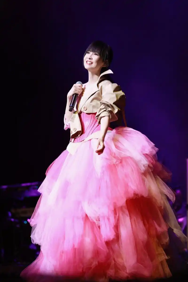 "玉女掌门人"周慧敏,演唱会不同造型. 676767