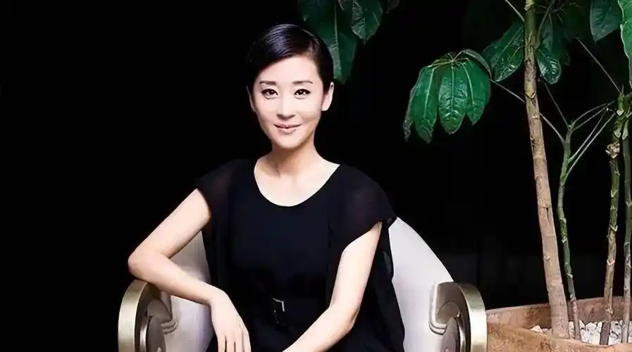 演员苗圃:因钱与罗晋分手,转身嫁53岁富商,如今他过得怎么样?