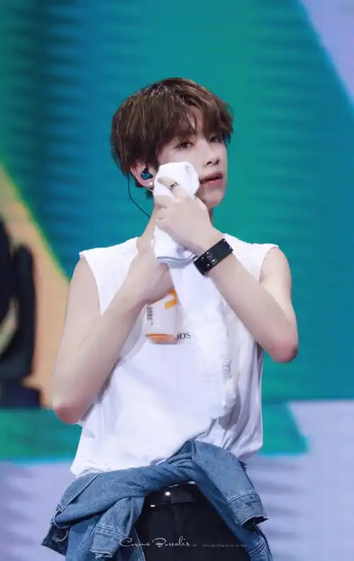 黄明昊[超话]# @jjjustin0219 .