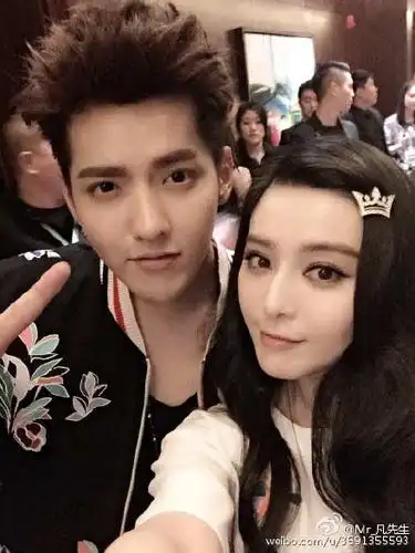 吴亦凡圆寸造型帅哭粉丝 刘烨抢沙发凑热闹