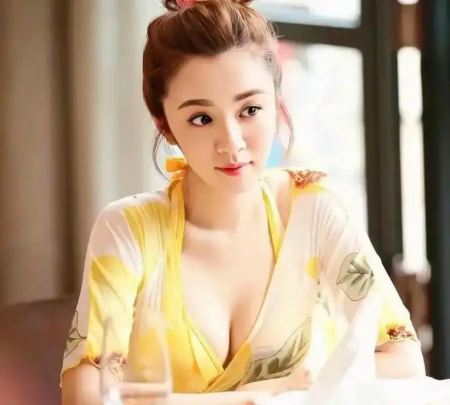 前凸后翘,肤白如玉 王晓晨着装也是表现的非常的大胆,蜂腰美臀也是