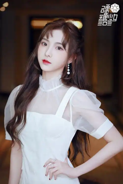 当前位置:>首页>图片大全>明星>郑乃馨鱼尾裙复古温