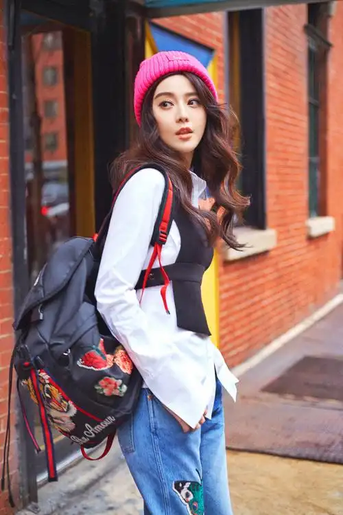 范冰冰示范早春穿搭 街头中性风率性自在